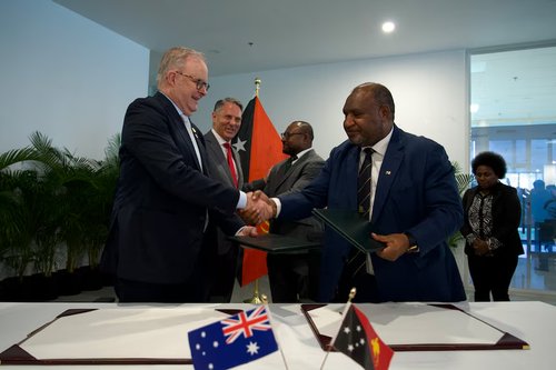 Australian and Papua New Guinean prime ministers shaking hands after signing the Pukpuk Treaty